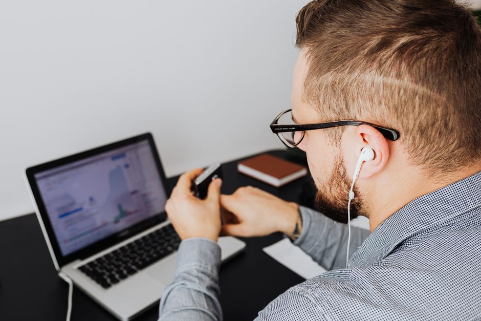 Teilnehmerin mit Laptop während eines Online Marketing Kurses