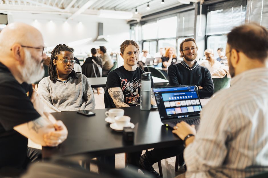 Team arbeitet gemeinsam an einem Marketing-Plan im Online Kurs
